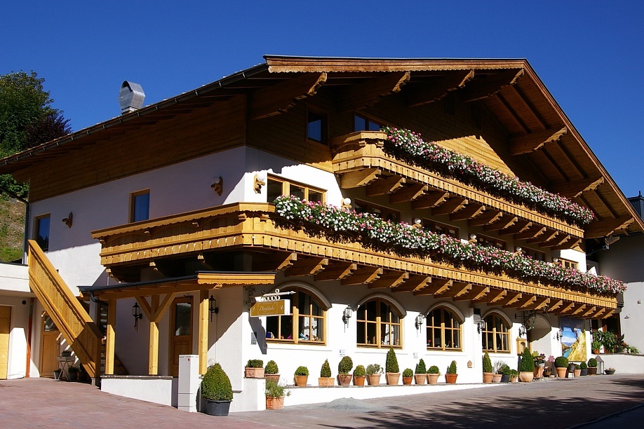 Außenansicht-brenners-dorfstube-Fieberbrunn